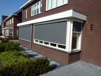 Screens bij erker zonwering Zeeland